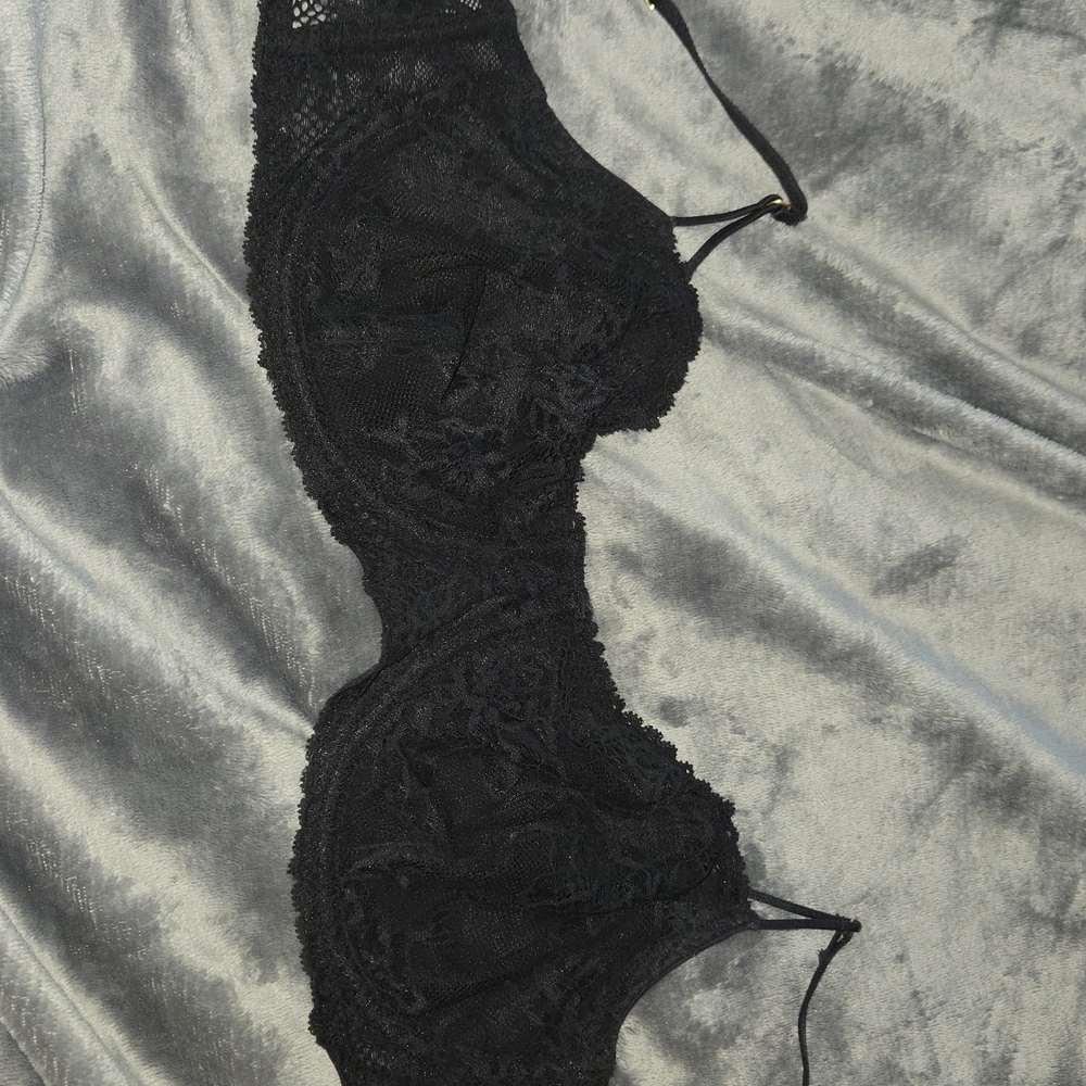 Elegant Black Lace Underwire Bra with Floral Lace